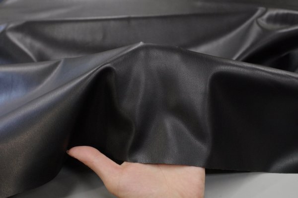 画像2: カーフレザーの様なフェイクレザー 生地裏スウェード リアルブラック (2)
